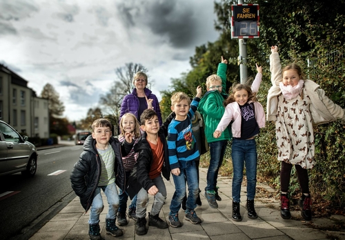 viatraffic geschwindigkeitsanzeige vor Gezelin Schule in Leverkusen Schlebusch